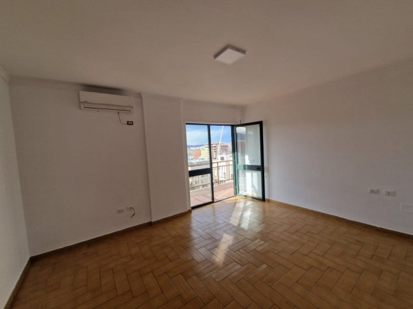Tirane, jepet me qera ambjent biznesi Kati 12, 157 m² 2.500 € (ZYRE)