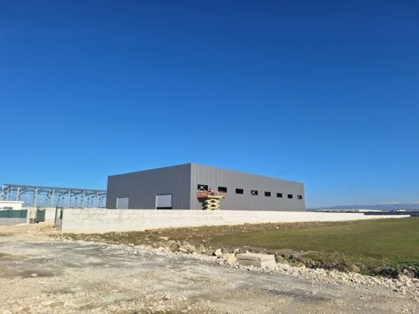 Durres, jepet me qera magazine Kati 0, 1.500 m² 4.500 € (DURRES ZONA INDUSTRIALE)