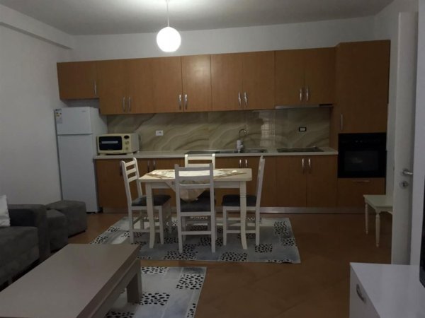 Tirane, jepet me qera apartament 1+1+Ballkon Kati 3, 75 m² 350 € (SHKOZE)