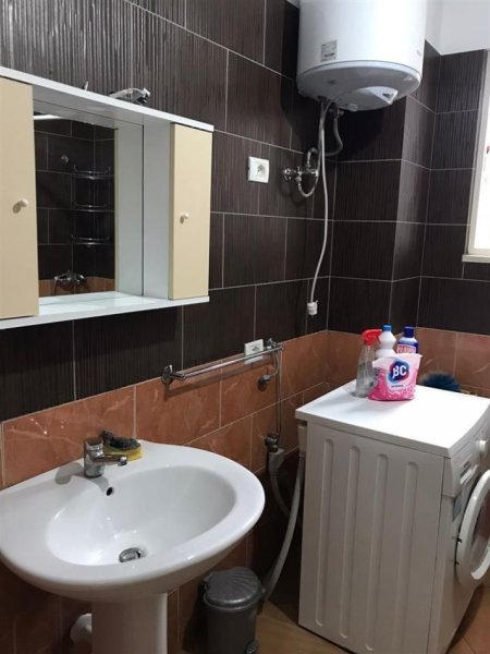 Tirane, jepet me qera apartament 1+1+Ballkon Kati 3, 75 m² 350 € (SHKOZE)