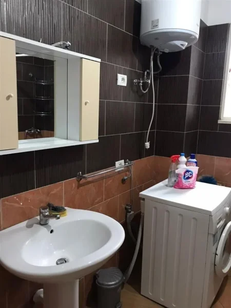 Tirane, jepet me qera apartament 1+1+Ballkon Kati 3, 75 m² 350 € (SHKOZE)