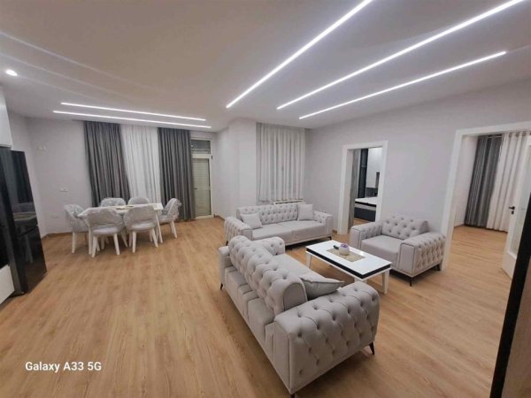 Tirane, jepet me qera apartament 2+1+Ballkon Kati 3, 90 m² 650 € (Kodra e Diellit)