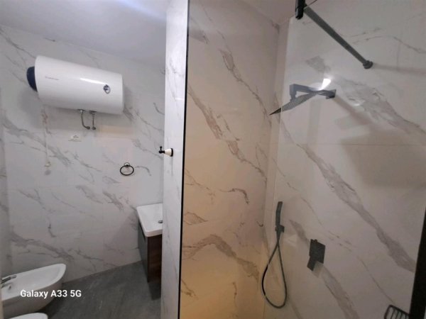 Tirane, jepet me qera apartament 2+1+Ballkon Kati 3, 90 m² 650 € (Kodra e Diellit)