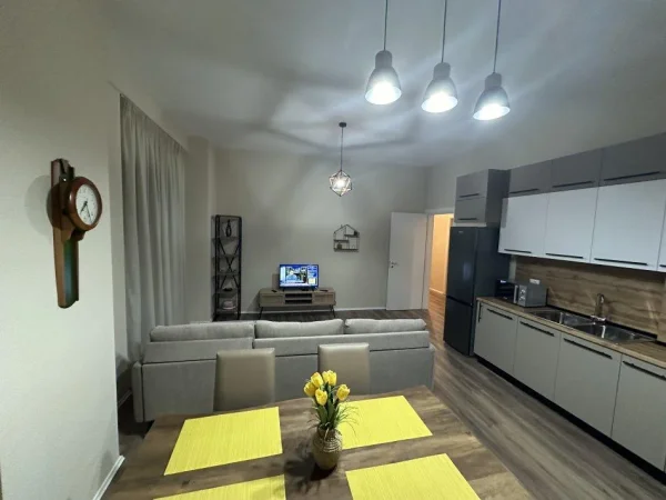 Tirane, jepet me qera apartament 2+1+Aneks+Ballkon Kati 8, 110 m² 700 € (PAZARI I RI)