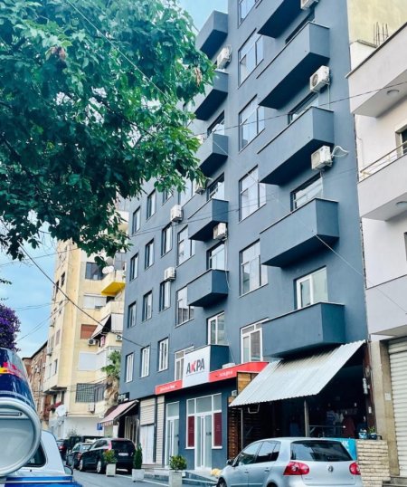 Tirane, jepet me qera apartament 2+1+Ballkon Kati 2, 100 m² 550 € (PAZARI I RI)
