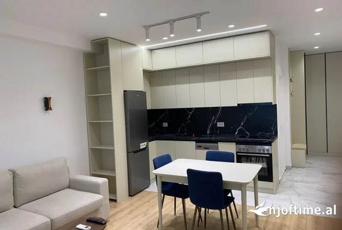 Tirane, jepet me qera apartament 1+1+Ballkon Kati 9, 70 m² 550 € (ASTIR)