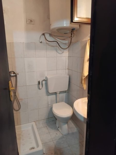 Tirane, jap me qera apartament 2+1+Ballkon Kati 2, 450 € (4 Deshmoret)
