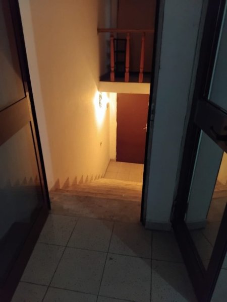 Tirane, jap me qera apartament 2+1+Ballkon Kati 2, 450 € (4 Deshmoret)