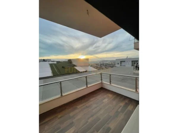 Tirane, jepet me qera ambjent biznesi Kati 4, 70 m² 950 € (Zogu Zi)