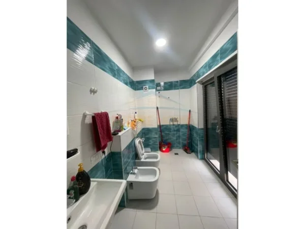 Tirane, jepet me qera ambjent biznesi Kati 4, 70 m² 950 € (Zogu Zi)