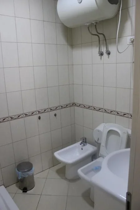 Tirane, jepet me qera apartament 2+1+Aneks Kati 3, 70 m² 600 € (rruga e barrikadave)