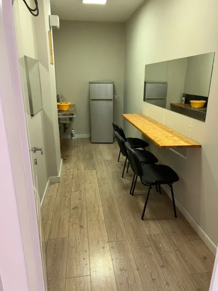 Tirane, jepet me qera zyre Kati 8, 200 m² 2.500 € 