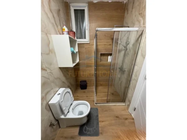 Tirane, jepet me qera apartament 2+1+Ballkon Kati 1, 75 m² 700 € (Selite)