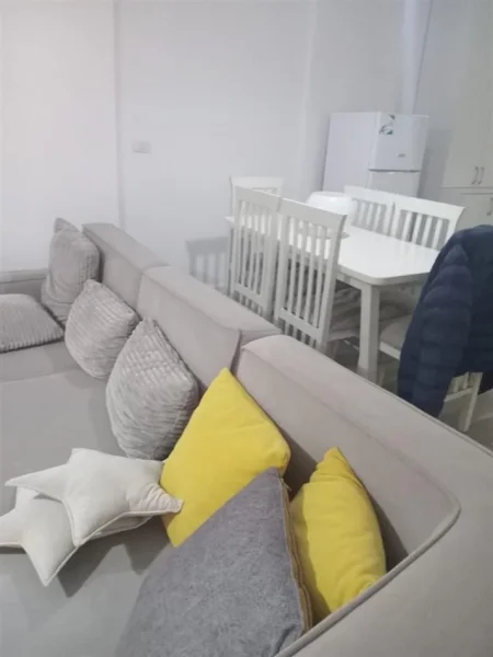 Tirane, jepet me qera apartament 2+1+Ballkon Kati 4, 116 m² 600 € (RRUGA E KAVAJES)