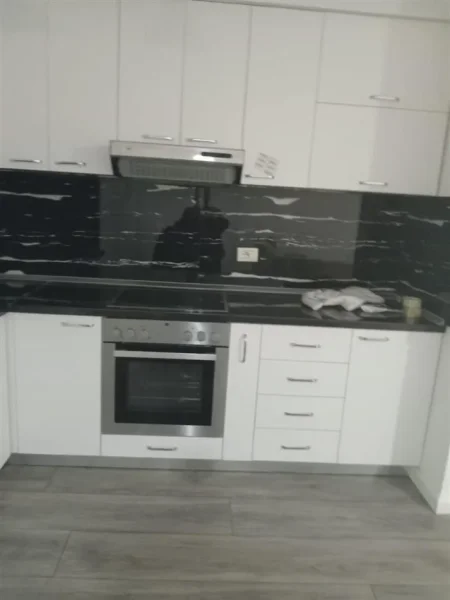 Tirane, jepet me qera apartament 2+1+Ballkon Kati 4, 116 m² 600 € (RRUGA E KAVAJES)