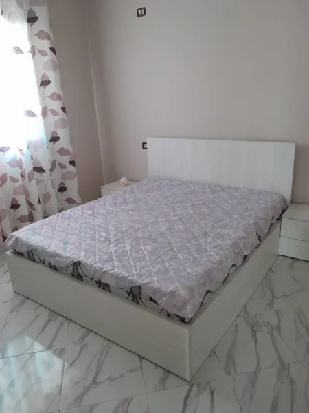 Tirane, jepet me qera apartament 2+1+Ballkon Kati 4, 116 m² 600 € (RRUGA E KAVAJES)