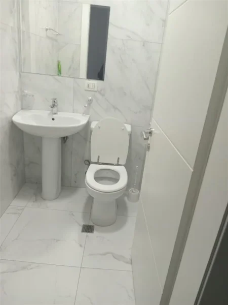 Tirane, jepet me qera apartament 2+1+Ballkon Kati 4, 116 m² 600 € (RRUGA E KAVAJES)