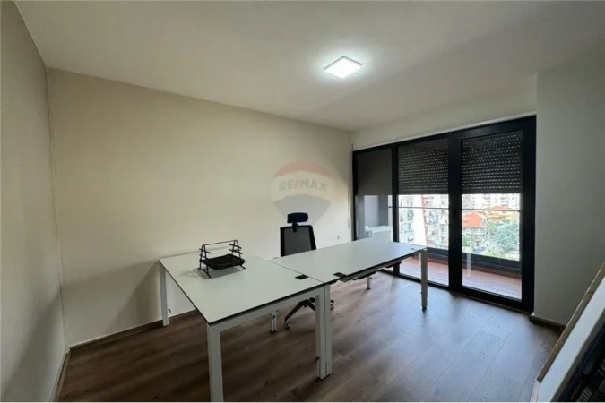 Tirane, jepet me qera zyre Kati 6, 60 m² 550 € (Komuna e Parisit, Shqipëri)
