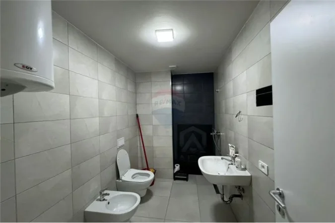 Tirane, jepet me qera zyre Kati 6, 60 m² 550 € (Komuna e Parisit, Shqipëri)