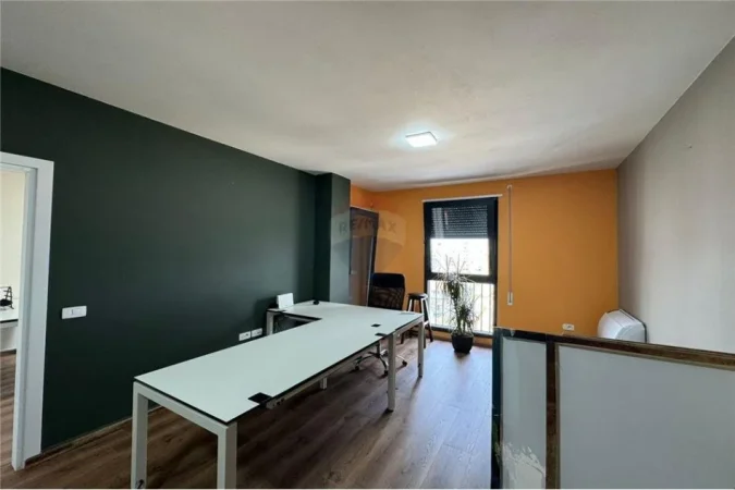 Tirane, jepet me qera zyre Kati 6, 60 m² 550 € (Komuna e Parisit, Shqipëri)