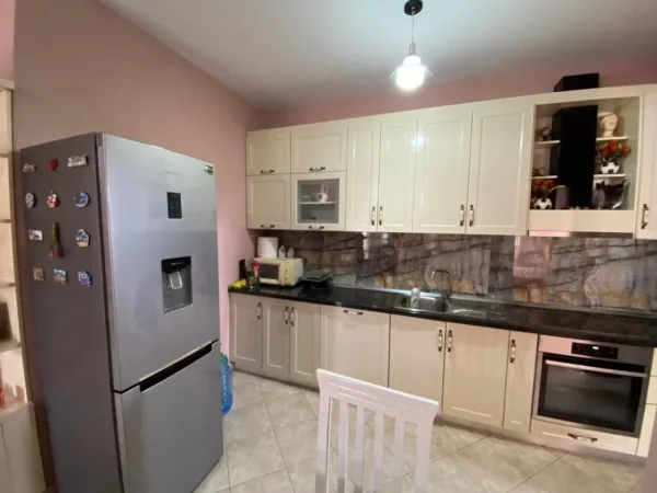 Tirane, jepet me qera apartament 2+1+Ballkon Kati 6, 76 m² 600 € (Mine Peza)