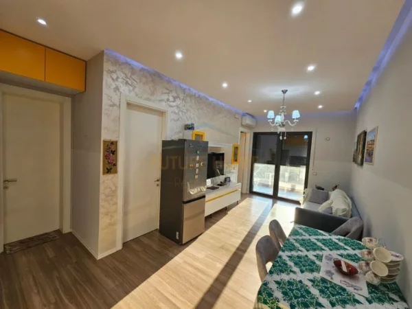 Tirane, jepet me qera apartament 1+1+Ballkon Kati 5, 73 m² 1.300 € (KOMPLEKSI DELIJORGJI)