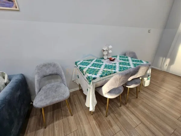 Tirane, jepet me qera apartament 1+1+Ballkon Kati 5, 73 m² 1.300 € (KOMPLEKSI DELIJORGJI)