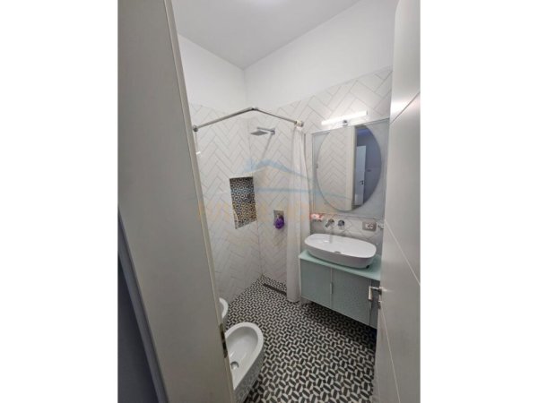 Tirane, jepet me qera apartament 1+1+Ballkon Kati 5, 73 m² 1.300 € (KOMPLEKSI DELIJORGJI)