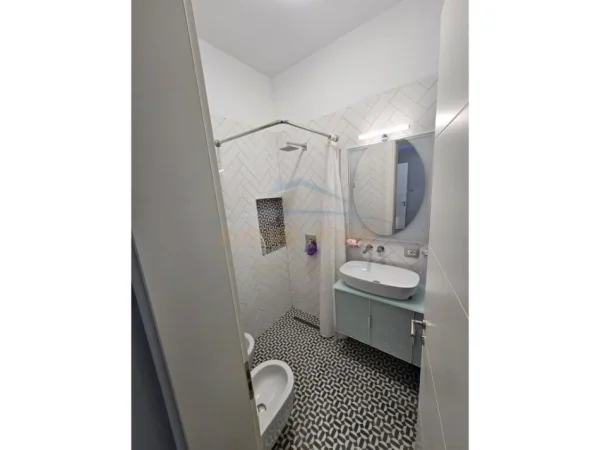 Tirane, jepet me qera apartament 1+1+Ballkon Kati 5, 73 m² 1.300 € (KOMPLEKSI DELIJORGJI)