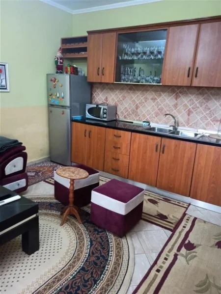 Tirane, jepet me qera apartament 1+1+Ballkon Kati 1, 80 m² 400 € (ASL XHAMLLIKU)