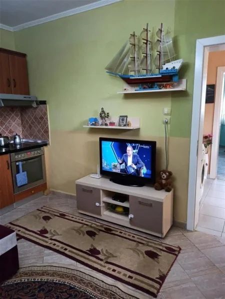 Tirane, jepet me qera apartament 1+1+Ballkon Kati 1, 80 m² 400 € (ASL XHAMLLIKU)