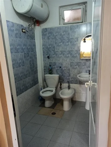 Tirane, jepet me qera apartament 1+1+Ballkon Kati 1, 80 m² 400 € (ASL XHAMLLIKU)