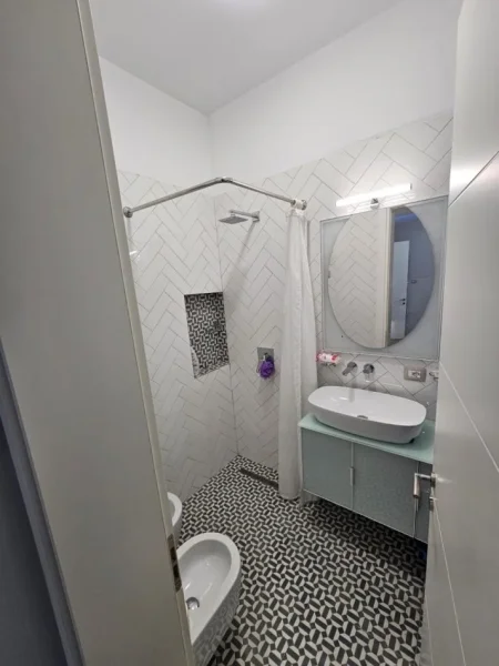 Tirane, jepet me qera apartament 1+1 Kati 3, 73 m² 800 € (RRuga e Kavajes)