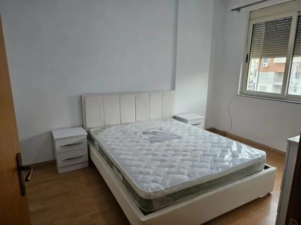 Tirane, jepet me qera apartament 2+1+Ballkon Kati 4, 100 m² 500 € (FABRIKA E MIELLIT)