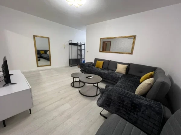 Tirane, jepet me qera apartament 1+1+Ballkon Kati 3, 63 m² 650 € (Rrethrrotullimi Komuna Parisit)