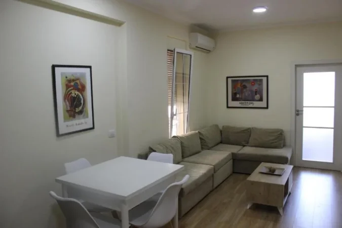 Tirane, jepet me qera apartament 2+1 Kati 3, 70 m² 600 € (Rruga e Barrikadave)
