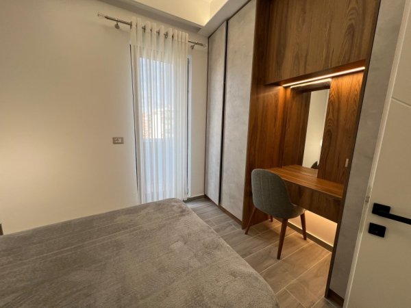 Tirane, jepet me qera apartament 2+1+Ballkon Kati 5, 125 m² 1.300 € (Shkolla e Kuqe)