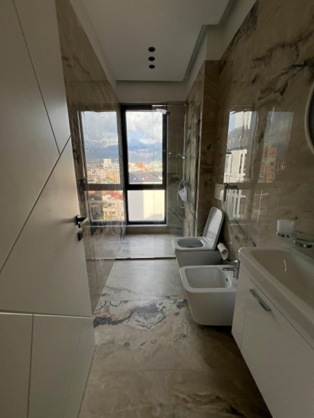 Tirane, jepet me qera apartament 2+1+Ballkon Kati 5, 125 m² 1.300 € (Shkolla e Kuqe)