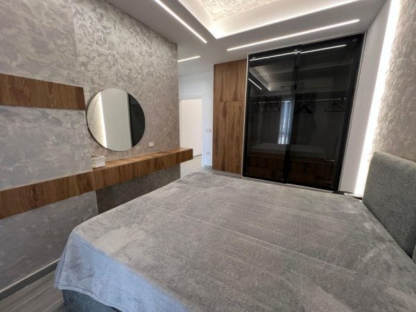 Tirane, jepet me qera apartament 2+1+Ballkon Kati 5, 125 m² 1.300 € (Shkolla e Kuqe)
