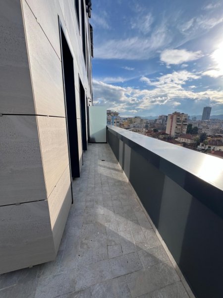 Tirane, jepet me qera apartament 2+1+Ballkon Kati 5, 125 m² 1.300 € (Shkolla e Kuqe)