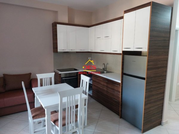 Vlore, jepet me qera apartament 2+1+Ballkon Kati 10, 90 m² 400 € (Rruga Murat Tërbaçi)