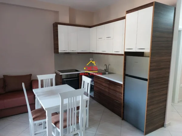 Vlore, jepet me qera apartament 2+1+Ballkon Kati 10, 90 m² 400 € (Rruga Murat Tërbaçi)