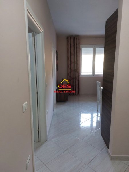 Vlore, jepet me qera apartament 2+1+Ballkon Kati 10, 90 m² 400 € (Rruga Murat Tërbaçi)