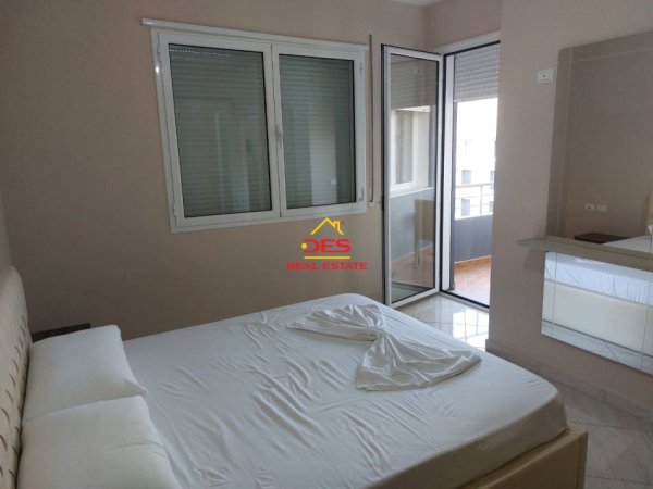Vlore, jepet me qera apartament 2+1+Ballkon Kati 10, 90 m² 400 € (Rruga Murat Tërbaçi)