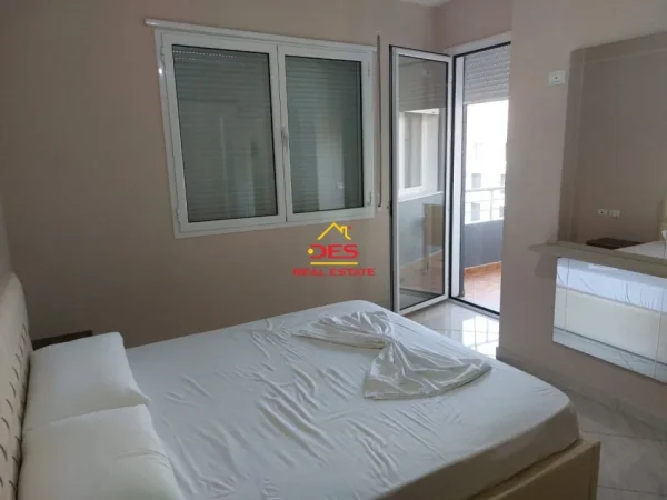 Vlore, jepet me qera apartament 2+1+Ballkon Kati 10, 90 m² 400 € (Rruga Murat Tërbaçi)