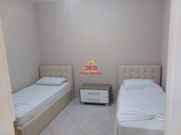 Vlore, jepet me qera apartament 2+1+Ballkon Kati 10, 90 m² 400 € (Rruga Murat Tërbaçi)