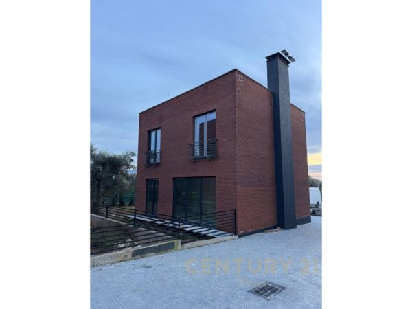 Tirane, shitet Vile 3+1 Kati 2, 314 m² 450.000 € (PRANE LIQENIT TE FARKES!)
