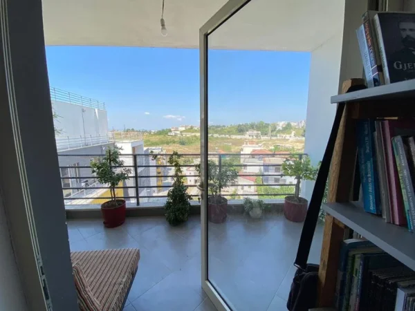 Tirane, jepet me qera apartament 2+1+Ballkon Kati 3, 110 m² 450 € (Rruga Alexander Konda)