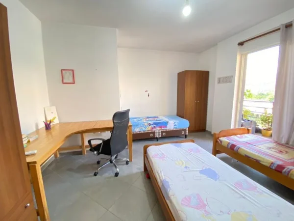 Tirane, jepet me qera apartament 2+1+Ballkon Kati 3, 110 m² 450 € (Rruga Alexander Konda)