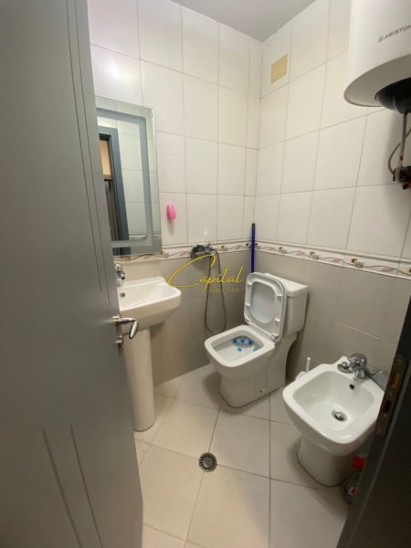 Tirane, jepet me qera zyre Kati 4, 35 m² 600 € (MYSLYM SHYRI)
